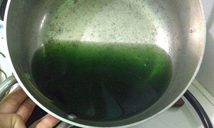 Nước luộc rau chuyển màu xanh đậm có nên dùng?