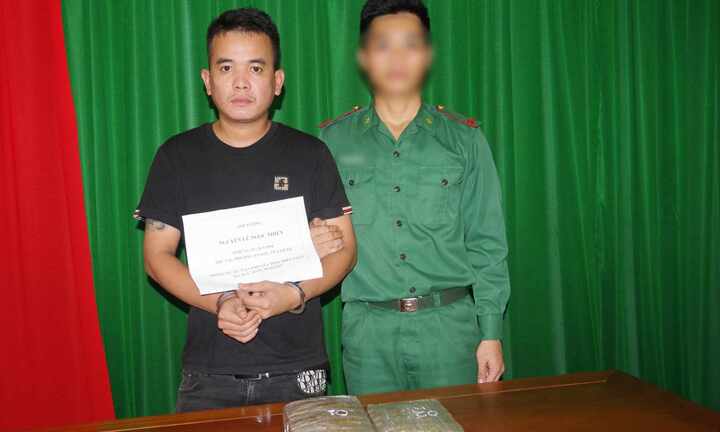 Người đàn ông 'ôm' 2 bánh cần sa từ Lào về Việt Nam bằng xe khách