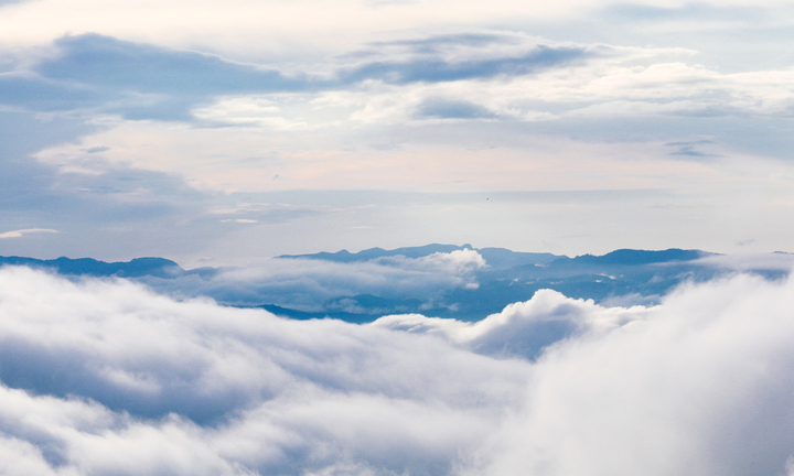 Chiêm ngưỡng biển mây bồng bềnh trên đỉnh núi ở Kon Tum