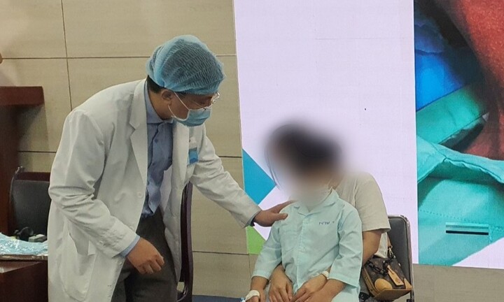 Bé trai 5 tuổi hoại tử niêm mạc do pin điện tử rơi vào mũi