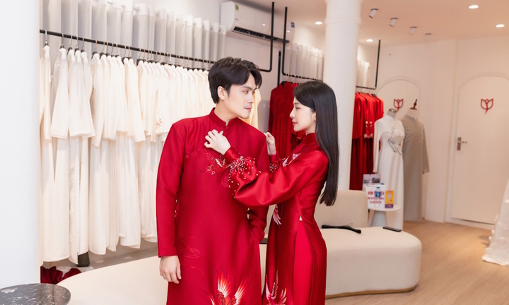 Quỳnh Nga sánh vai MC Thái Dũng thử áo dài cưới