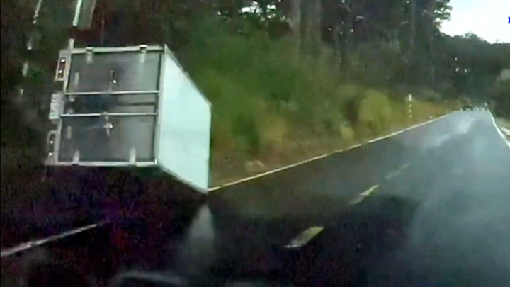 Xe tải tông vách núi, lật ngửa trên đường trơn