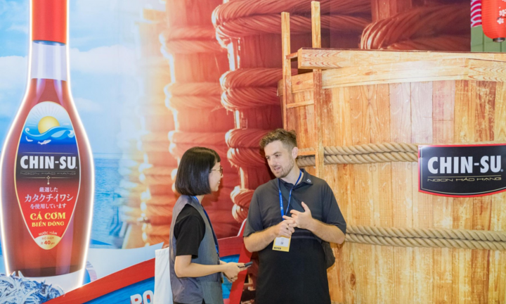 Mê món Việt 15 năm, Chad Kubanoff lần đầu đến thăm nhà thùng nước mắm Chin-su