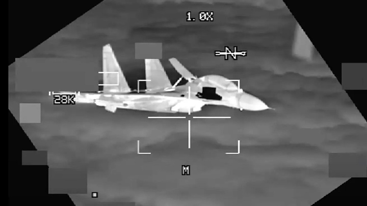 Video tiêm kích J-11 Trung Quốc áp sát máy bay ném bom B-52 Mỹ ở Biển Đông