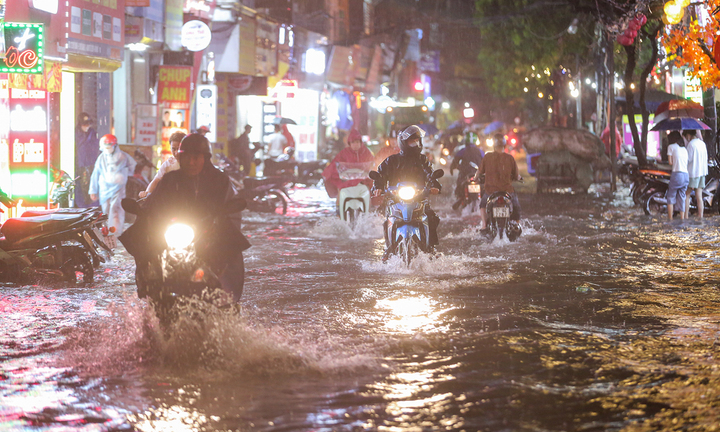 Đêm nay, miền Bắc nhiều nơi hứng mưa dông