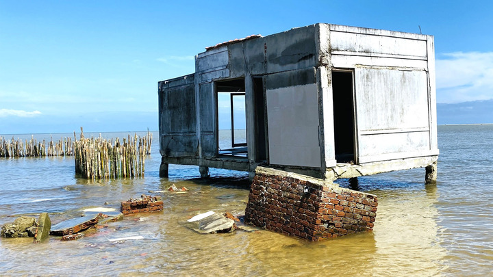 Triều cường công phá bờ biển, 'nuốt chửng' nhà dân