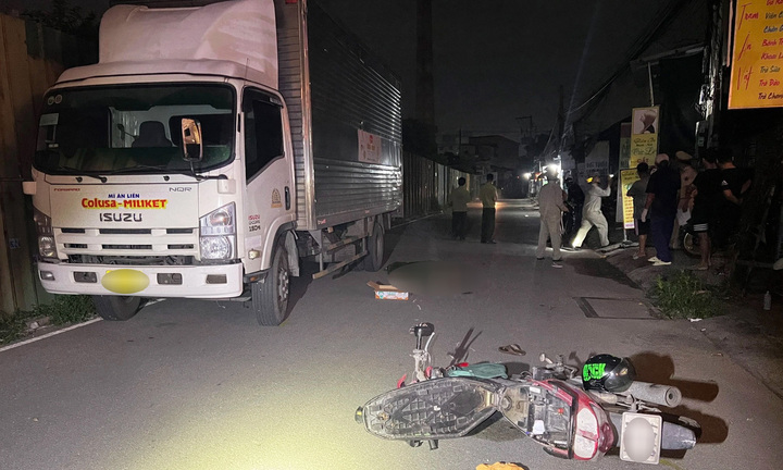 Điều tra vụ xe máy tông vào đuôi xe tải khiến 1 người tử vong ở Bình Dương