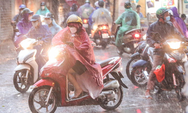 Dự báo thời tiết ngày 30/10: Miền Trung nhiều nơi mưa lớn, đề phòng xuất hiện lũ