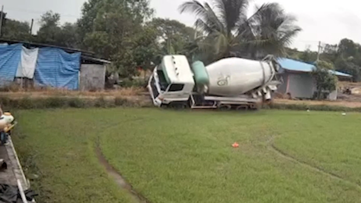 Tài xế phớt lờ cảnh báo, xe trộn bê tông lật nhào xuống ruộng