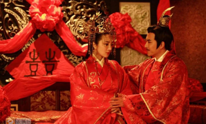 Hoàng hậu phải ăn món gì trước khi động phòng với hoàng đế?