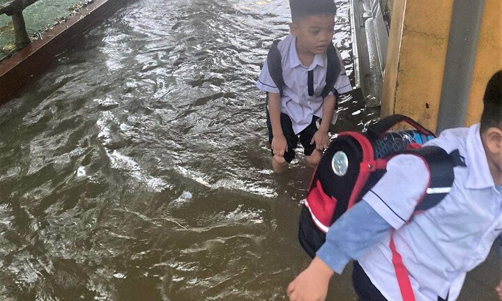 Sập tường trường học ở Hà Tĩnh do mưa lớn, 1 nữ sinh bị thương