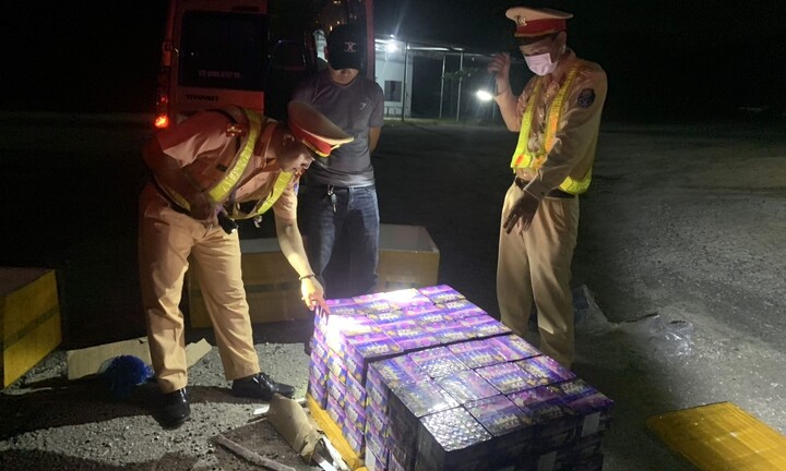 Quảng Nam: Phát hiện xe khách chở gần 100 hộp pháo lậu