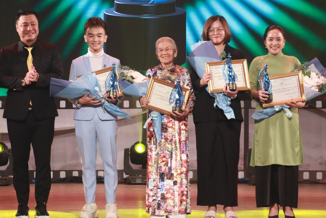 NSƯT Phi Điểu giành giải 'Nữ diễn viên chính xuất sắc' ở tuổi 91