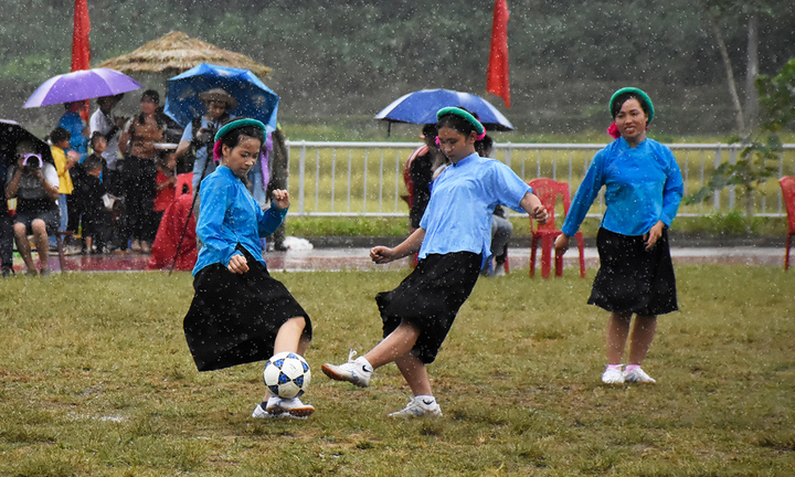 Về miền Soóng Cọ xem các 'chị đẹp' dân tộc Sán Chỉ dầm mưa, mặc váy đá bóng