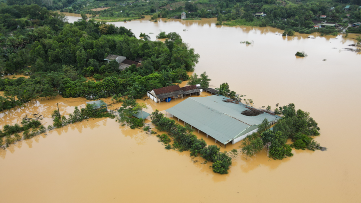 Nước lũ bủa vây, cô lập hàng loạt địa phương ở Hà Tĩnh 
