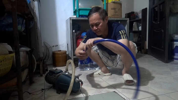 Người dân thức đêm 'canh' nước ở Hà Nội