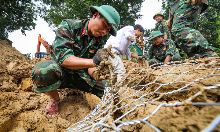 Dân mất ăn mất ngủ vì triều cường 'ngoạm' bờ sông, uy hiếp nhà cửa