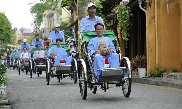 Nghệ nhân Hội An mang sản phẩm gốc tre, đèn lồng ngồi xích lô diễu hành phố cổ