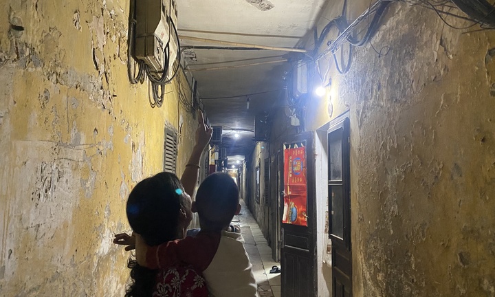 Bên trong khu tập thể cũ nát ở Hà Nội, cứ mưa là dột, nước dềnh ngập nhà