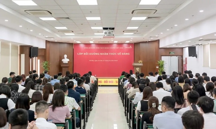 Đảng ủy Vietcombank tổ chức lớp bồi dưỡng nhận thức về Đảng