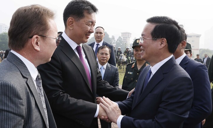 Chủ tịch nước và Tổng thống Mông Cổ thăm Bộ Tư lệnh Cảnh sát Cơ động