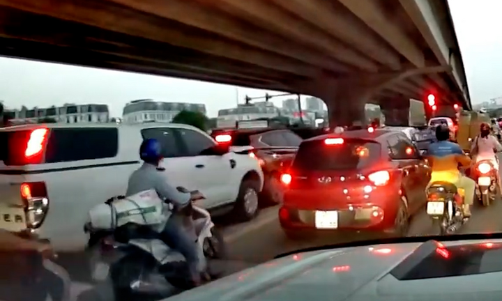 Tài xế đạp nhầm chân ga, ô tô tông liên hoàn vào dòng phương tiện chờ đèn đỏ 