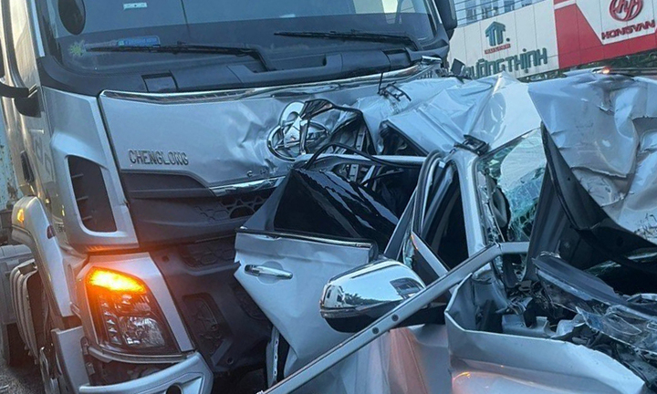 Ô tô con bẹp rúm sau tai nạn liên hoàn, quốc lộ 1 ùn tắc nhiều giờ