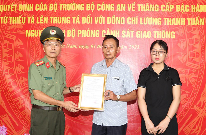 Thăng cấp bậc hàm cho cán bộ CSGT bị xe đầu kéo đâm tử vong khi làm nhiệm vụ