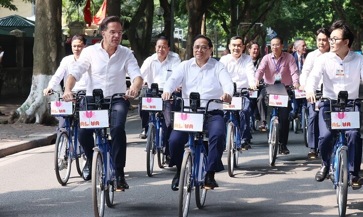 Thủ tướng Việt Nam và Hà Lan đạp xe trên đường phố Hà Nội