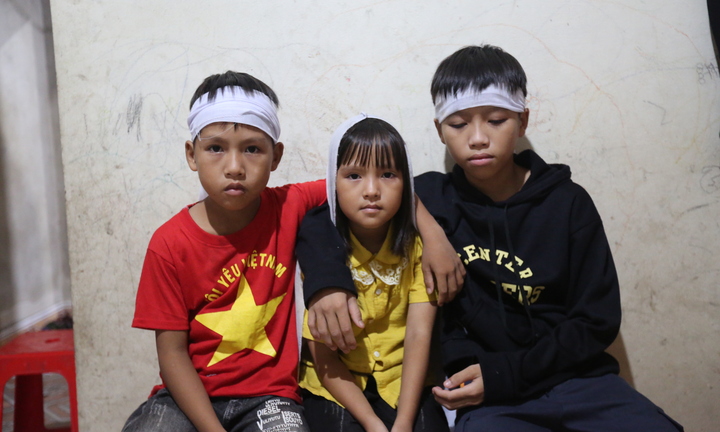  Mẹ đi làm thuê bị lũ cuốn tử vong, ba con thơ ngơ ngác bên bàn thờ