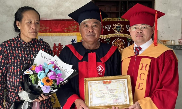 Ba thay con trai đã mất nhận bằng tốt nghiệp xuất sắc