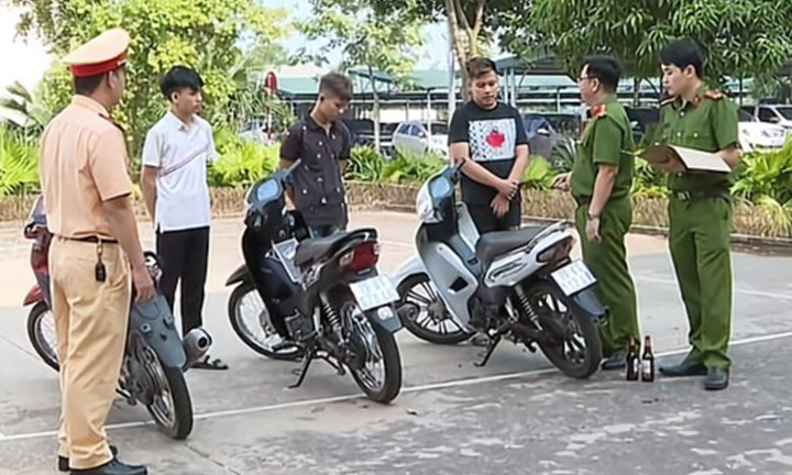 Khởi tố 2 thiếu niên ném vỏ chai bia khiến CSGT bị thương