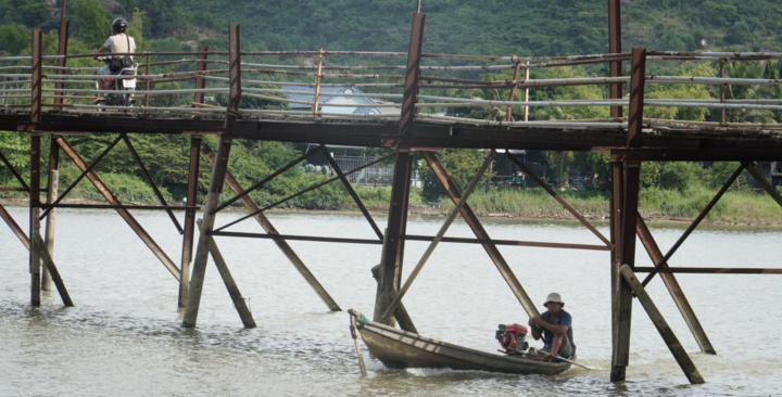 Khánh Hoà: Thót tim cảnh chông chênh đi qua cầu gỗ Phú Kiểng