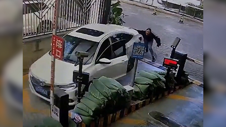 Ô tô không người lái lao xuống dốc tông xe sang