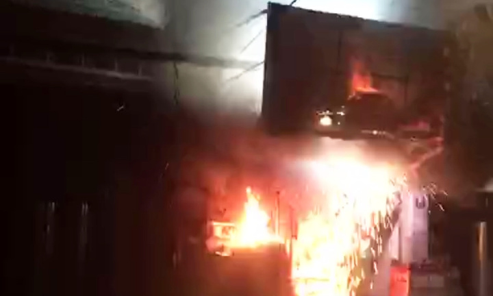 Cháy tiệm trà sữa lúc rạng sáng, 2 vợ chồng trèo qua nhà hàng xóm thoát thân