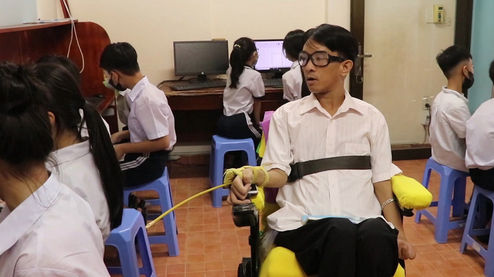 Nghị lực phi thường của thầy giáo ngồi xe lăn 