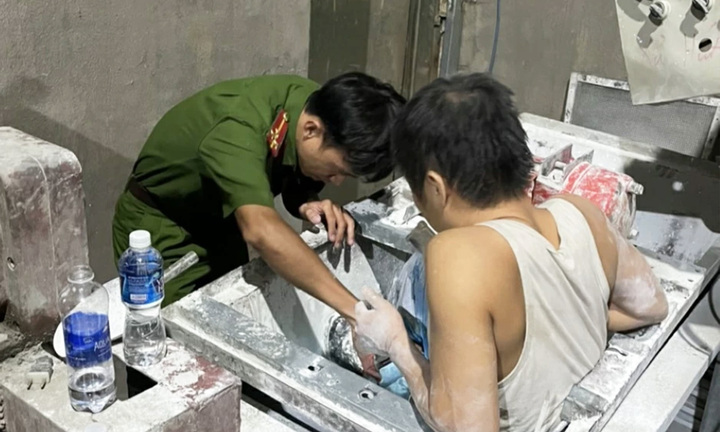 Cứu người đàn ông ở Đồng Nai bị kẹt chân vào máy trộn bột xi măng