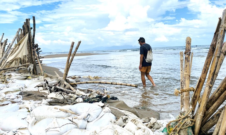  Sạt lở, rác thải tàn phá bãi biển đẹp nhất châu Á