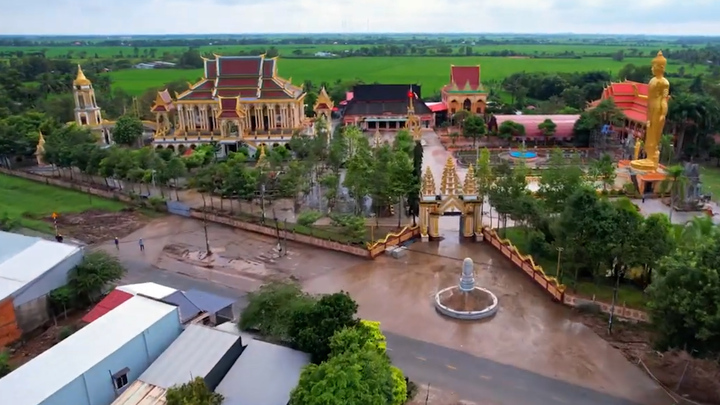 Ngôi chùa Khmer lộng lẫy sắc vàng ở Sóc Trăng
