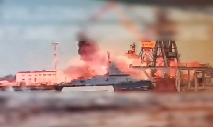 Tàu chiến mang tên lửa Nga hư hại nặng sau cuộc tấn công của Ukraine