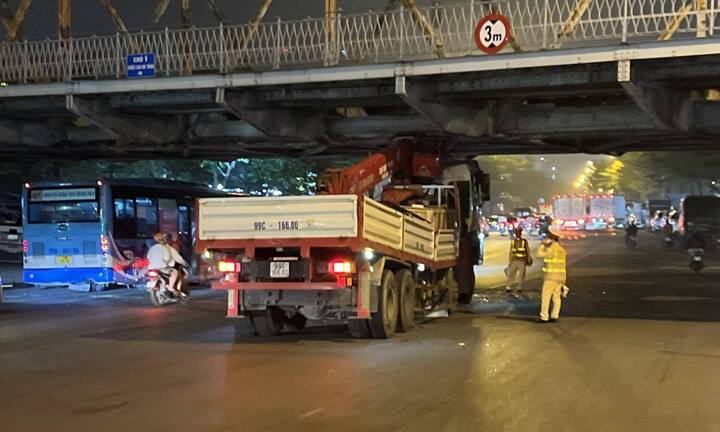 Hà Nội: Xe cẩu tông dầm cầu Long Biên