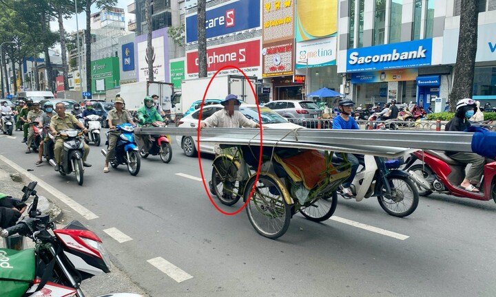 Tông vào xe xích lô chở sắt, người phụ nữ ở TP.HCM tử vong