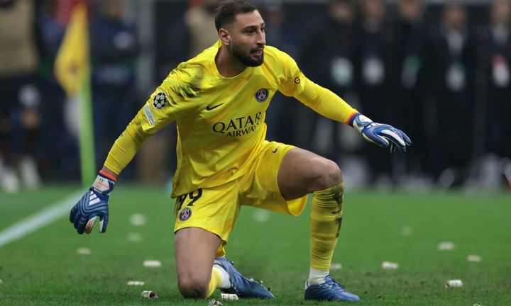 Cổ động viên AC Milan in tiền giả ném Donnarumma
