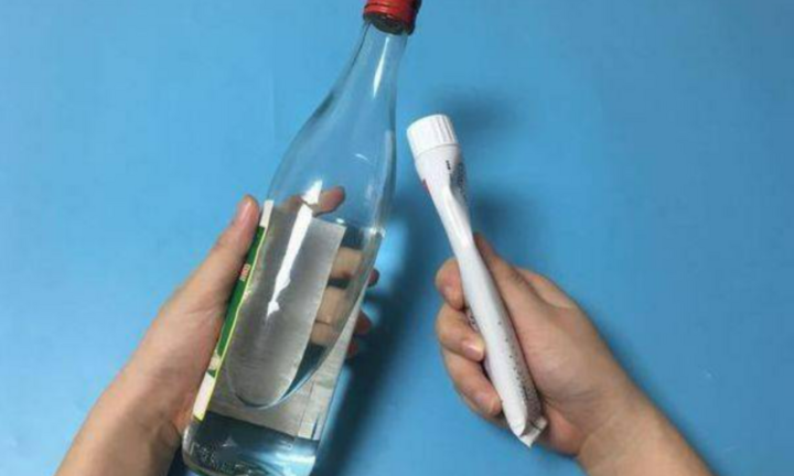 Trộn kem đánh răng cùng rượu trắng giải quyết được vấn đề phiền não gì?