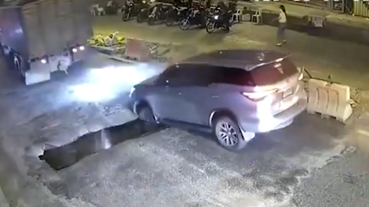 Xe tải làm sập mặt đường, ô tô đi sau lao xuống hố