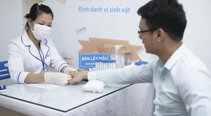 Thấy con giống tình cũ của vợ, người đàn ông vội vã đi xét nghiệm ADN 