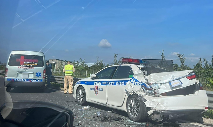Tài xế xe cấp cứu buồn ngủ, tông trúng ô tô CSGT trên cao tốc