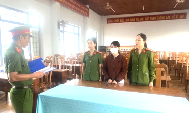 Bắt giam người phụ nữ xé biên bản, đạp CSGT