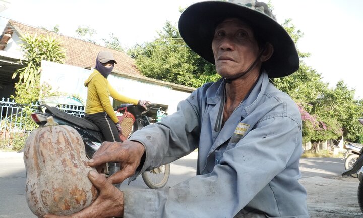 Khánh Hòa: Bí đỏ ế ẩm chất đống 