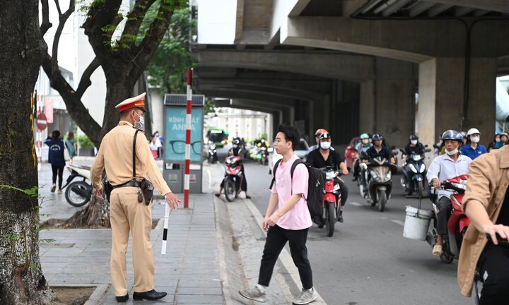 Cắt mặt dòng xe cộ để sang đường, nhiều người đi bộ bị xử phạt